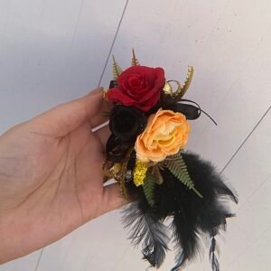 Grampo Vermelho, Preto e Laranja com Penas